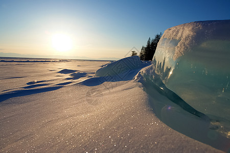 Baikal湖冬季风景 雪和天空中美丽的山脉全球蓝色冒险冰川天气岩石气候裂缝支撑旅行图片