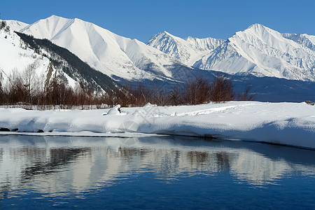 Baikal湖冬季风景 雪和天空中美丽的山脉气候天气支撑海岸旅行蓝色晴天悬崖裂缝地平线图片