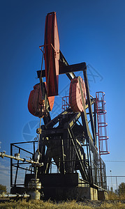 在阿根廷门多萨沙漠的石油开采油泵全球活力工业钻孔燃料化石沙漠原油机械油井图片