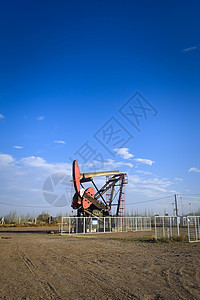 在阿根廷门多萨沙漠的石油开采油泵萃取油井活力燃料沙漠化石天空生产全球工业图片