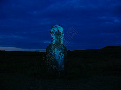 古代文明的古老雕像 在夜色时神像复活岛阴影毛衣考古学宗教面孔纪念碑雕刻支撑历史天空图片
