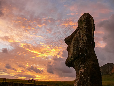 日落背景下的复活节岛雕像 复活节雕像在夕阳的阳光下融化石头旅行文化崇拜雕刻雕塑天空宗教景点光线图片