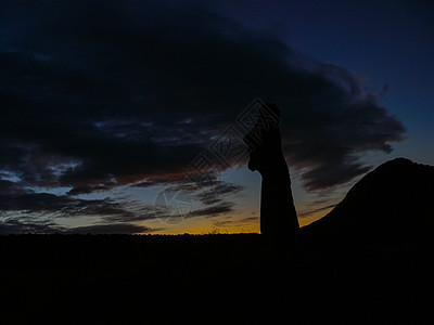 日落背景下的复活节岛雕像 复活节雕像在夕阳的阳光下融化天堂雕刻纪念碑毛衣石头背光历史文化监督光束图片