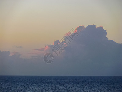 复活节岛日落 海洋中日落的颜色渔夫反射山脉雕像天空地标太阳海景海岸蓝色图片