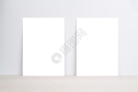 空白纸张复制空间 在木桌海报上有模型 在桌卡上有空的邀请函装饰您的设计或品牌模拟模板简单和最小的人图片