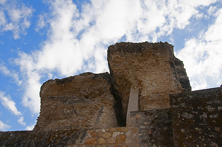 古罗马人建筑和石墙的两块大石头 西班牙塞维利亚伊塔利卡图片