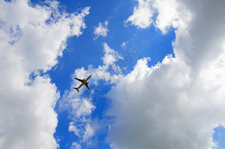 蓝色阴云天空中的大灰色客机 夏天图片