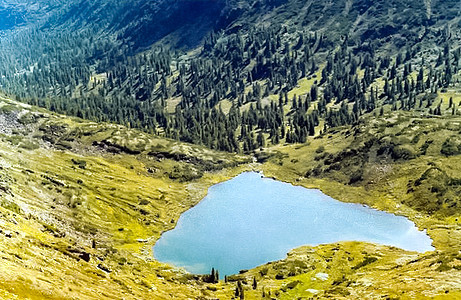 在萨亚纳山的山谷底部湖边天空山脉顶峰旅行岩石公园蓝色环境森林旅游图片