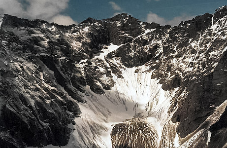 冬雪中的赛昂山 山的本质是说天空蓝色旅行悬崖顶峰森林山峰颜色全景裂缝图片