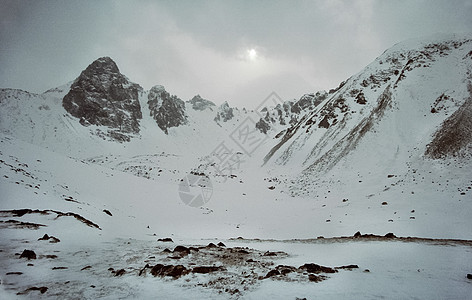 冬雪中的赛昂山 山的本质是说自然公园旅游风景草地丘陵山峰游客蓝色顶峰天空图片