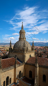 教堂顶西班牙塞哥维亚——从钟楼的顶部可以看到大教堂的圆顶和塞哥维亚老城区 穹顶垂直拍摄背景