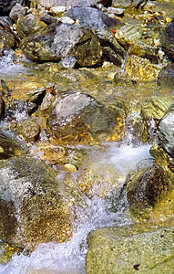 山河 石块和山河水 据说是山地山脉环境石头天空悬崖溪流树叶岩石公园森林图片