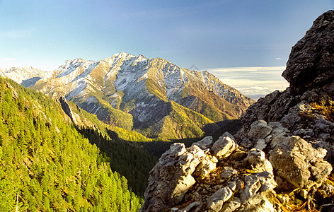 山岳上有许多高原 山岳的本性是言语中的 山上有植物旅行高山山麓乡村国家岩石山脉农业远足旅游图片