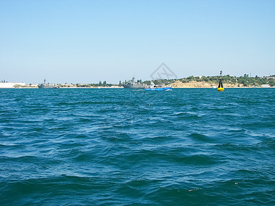 在塞瓦斯托波尔附近的黑海水域阳光岩石天空石头游客支撑海洋悬崖蓝色游艇图片