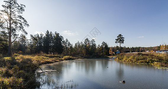 秋天森林中的湖泊 森林秋季风景 美丽的自然树木远足溪流橙子石头蓝色旅游阳光太阳日落图片