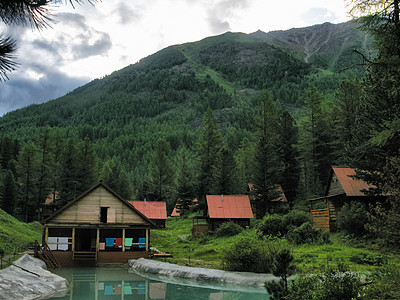 在阿尔泰山森林中建有木屋的小型旅游基地 并设有木屋营地河岸空气村庄房子光束桌子木材农村支撑图片