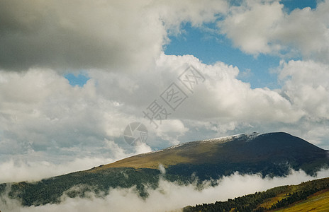 Altai风景山和云 自然阿尔泰晴天山脉农村反射森林太阳生态阳光风景场景图片