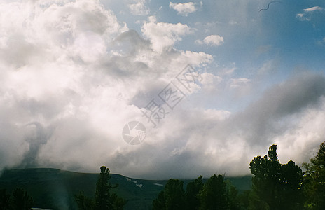 Altai风景山和云 自然阿尔泰阳光高地针叶林日落树木蓝色环境林地全景草原图片