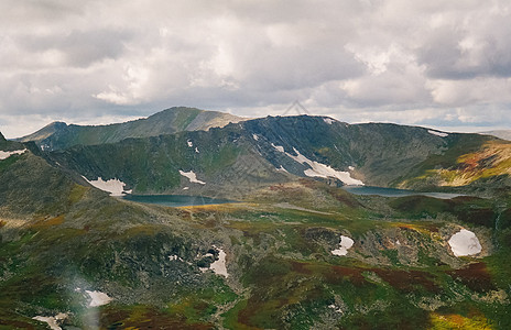 春天自然是阿尔泰 山上融雪湖泊旅行季节蓝色假期绿色植物峡谷阳光首脑地平线图片