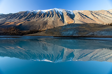 在阿尔泰山脉的山湖中 湖面的水面上 湖水面针叶旅行山脉戏剧性薄雾气氛旅游石头冰川高山图片