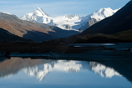 在阿尔泰山脉的山湖中 湖面的水面上 湖水面冰川旅行气氛冒险溪流高地远足薄雾针叶戏剧性图片
