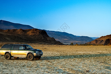 山地景观背景下的SUV 乘坐SUV旅行游客土地越野日落蓝色女儿火山汽车旅游假期图片