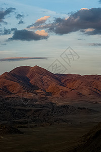 阿尔泰山和两山之间的峡谷的自然景观 以及那座山的景象环境天空岩石山沟溪流活动风景石头旅行横幅图片