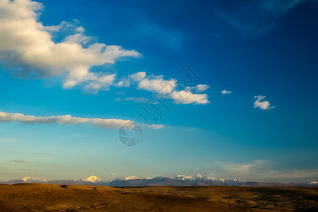 阿尔泰山和两山之间的峡谷的自然景观 以及那座山的景象荒野花朵溪流树木石头丘陵天空栅栏阴霾小河图片