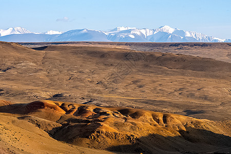 阿尔泰山和两山之间的峡谷的自然景观 以及那座山的景象岩石高山阳光山峰风景环境活动城市树木天空图片