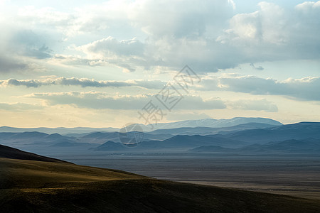 阿尔泰山和两山之间的峡谷的自然景观 以及那座山的景象石头花朵植物学森林风景岩石树木针叶林披肩叶子图片