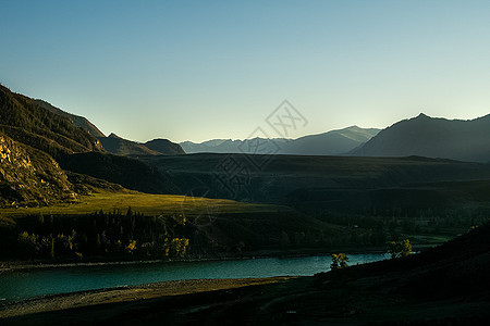 阿尔泰山和两山之间的峡谷的自然景观 以及那座山的景象村庄爬坡树木山沟旅行石头溪流岩石高山房屋图片