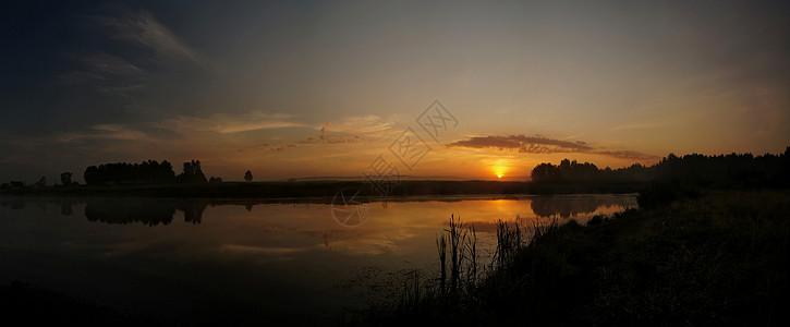 日落时的湖 沿海草和树木 水上的夕阳照亮池塘天空支撑森林海滩蓝色橙子海岸公园热带图片