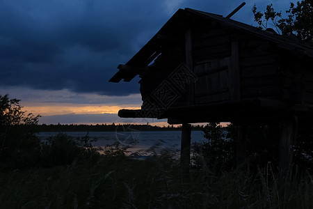 湖边的尖塔上的房子 晚上好 暮光海滩苔原支撑风暴蓝色黄色数字小屋日落海岸图片