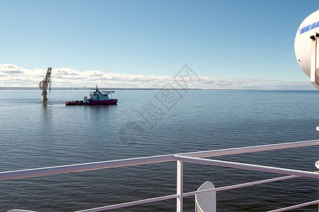 夏季北冰洋航行 海上服务船汽车悬崖血管天际远足岩石风景货船技术河口图片