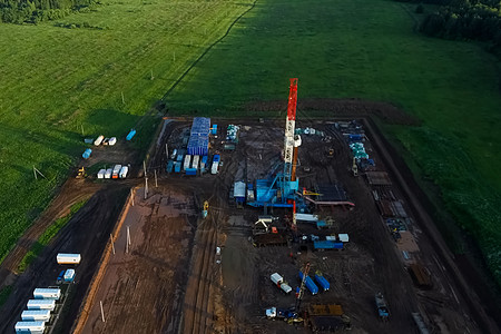 中国石油LOGO用于石油和天然气钻井的钻机天空汽油平台针叶林资源生产燃料石化工程土地背景