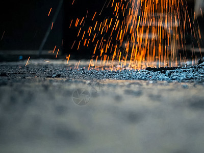 火花和奥卡丽娜从地上掉落 从金属的抛石处坠落灰尘烧伤焊接液化工厂技术生产火焰行动活力图片