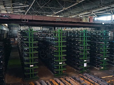 工厂的工作空间 一个为石油工业生产零件的室内车间植物建筑制造厂桌子制造业商业机库金属机器地面背景