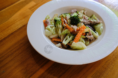 蔬菜 花椰菜 胡萝卜 小玉米和蘑菇炒猪肉油炸午餐餐厅食物猪肉盘子美食饮食图片
