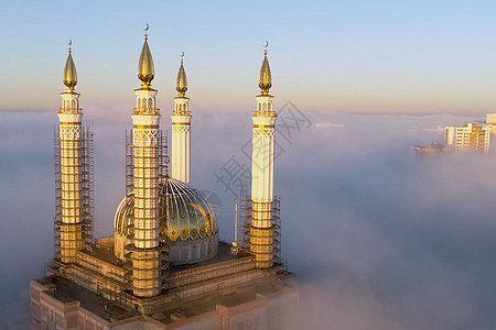 黎明时 喀山清真寺被雾笼罩寺庙天空旅游游客太阳地标文化大理石薄雾建筑学图片