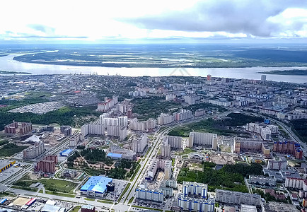 从上面看苏尔古特市 亨特斯曼西自治区 鸟眼观的阴暗城市观光旅行建筑建筑学烟斗历史天际工业区圆顶季节图片