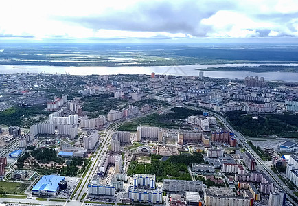 从上面看苏尔古特市 亨特斯曼西自治区 鸟眼观的阴暗城市建筑地标房子抵押烟斗游客城市化天际工业区景观图片