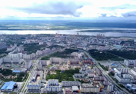 从上面看苏尔古特市 亨特斯曼西自治区 鸟眼观的阴暗城市天空房子游客建筑环境场景文化旅行旅游季节图片