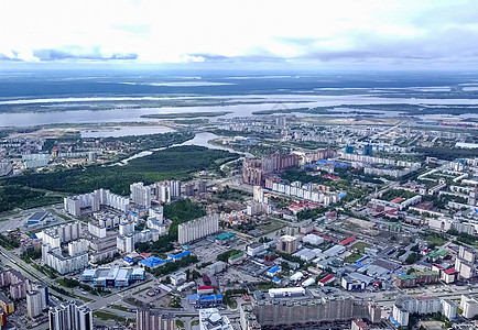 从上面看苏尔古特市 亨特斯曼西自治区 鸟眼观的阴暗城市场景圆顶游客夜景工业区天际建筑旅行全景环境图片