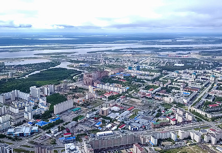 从上面看苏尔古特市 亨特斯曼西自治区 鸟眼观的阴暗城市旅游城市化房子全景工业区观光季节地标景观场景图片