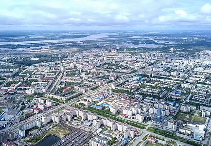 从上面看苏尔古特市 亨特斯曼西自治区 鸟眼观的阴暗城市剧院场景天空夜景抵押游客景观寺庙大学旅游图片