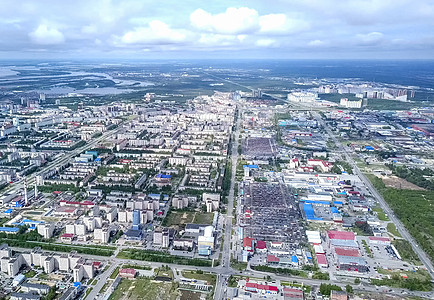 从上面看苏尔古特市 亨特斯曼西自治区 鸟眼观的阴暗城市旅游天际景观夜景寺庙城市化建筑工业区观光抵押图片