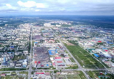 从上面看苏尔古特市 亨特斯曼西自治区 鸟眼观的阴暗城市圆顶天际房子抵押季节烟斗剧院观光场景建筑学图片