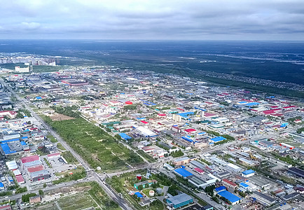 从上面看苏尔古特市 亨特斯曼西自治区 鸟眼观的阴暗城市景观季节旅行天际文化场景城市化地标环境圆顶图片