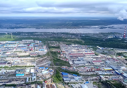 从上面看苏尔古特市 亨特斯曼西自治区 鸟眼观的阴暗城市地标旅游季节建筑学圆顶天际夜景景观寺庙环境图片