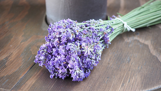 木质板桌上的紫色熏衣草花团或花束香气叶子桌子草本植物香味植物群木头卡片薰衣草温泉图片